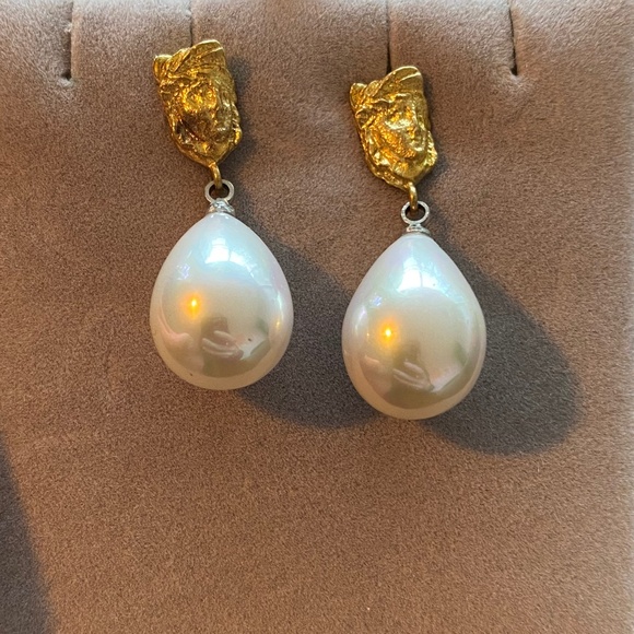 Greek god/goddess pearl drop earrings - Picture 1 of 2